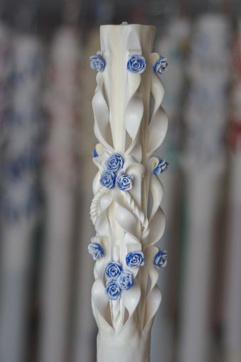 Lumanari sculptate 5 coloane, alb cu irizatie crem cu flori din ceara albastre