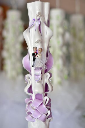 Lumanari nunta sculptate, miez colorat, model clasic, cu figurina miri si perlute - lila