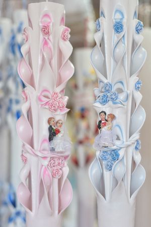 Lumanari nunta sculptate , model 5 coloane,  irizatie de culoare, cu figurina, cu trandafirasi din ceara  - bleu