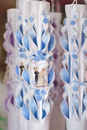 Lumanari nunta sculptate , model 5 coloane, cu miez colorat,  cu figurina miri, cu trandafirasi - bleu