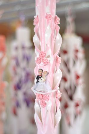 Lumanari nunta sculptate, u exterior colorat,  cu figurina miri, cu trandafirasi din ceara  - roz