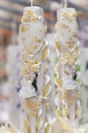 Lumanari nunta sculptate , model 5 coloane, cu miez colorat,  cu figurina miri, cu trandafirasi si cu inima din ceara personalizata -  crem, roz, roz fucsia, bleu, somon, lila, verde fistic