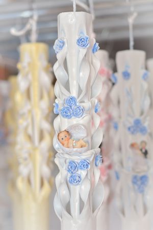 Lumanari botez sculptate, irizatie de culoare, cu figurina bebelus,   trandafirasi din ceara - bleu