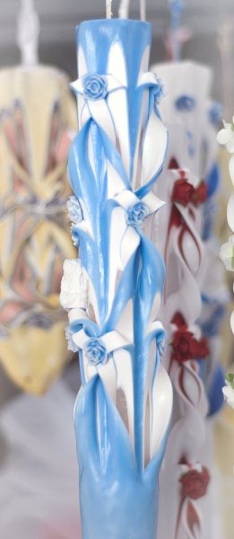 Lumanari botez sculptate, model 6 coloane , exterior colorat,  cu figurina din ceara,  trandafirasi din ceara - bleu