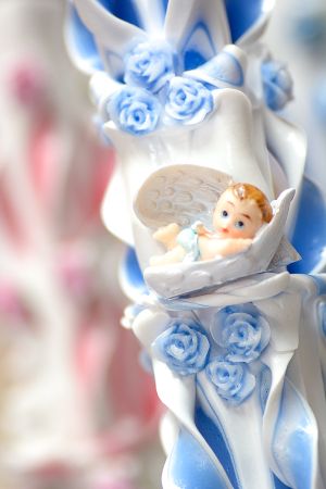 Lumanari botez sculptate, miez colorat, cu figurina bebelus,  trandafirasi din ceara - bleo