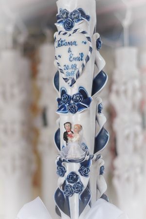 Lumanari nunta sculptate , model 5 coloane, cu miez colorat,  cu figurina miri, cu trandafirasi si cu inima din ceara personalizata -  bleumarin
